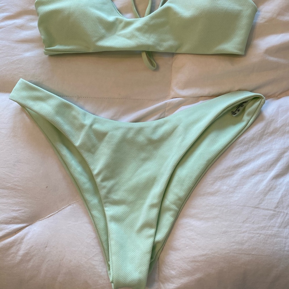 Green bikini - Picture 2 of 2
